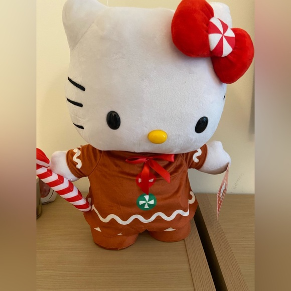 Hello Kitty Christmas Greeter - Picture 2 of 4